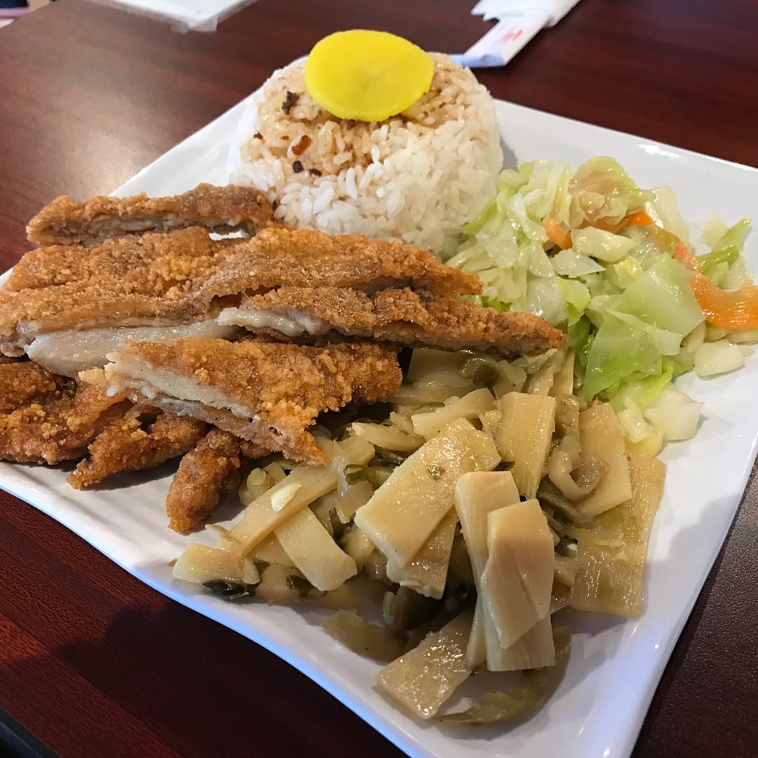Beef noodle soup 牛肉麵, minced pork noodles 雜醬麵, fried pork chop with rice 排骨飯,...