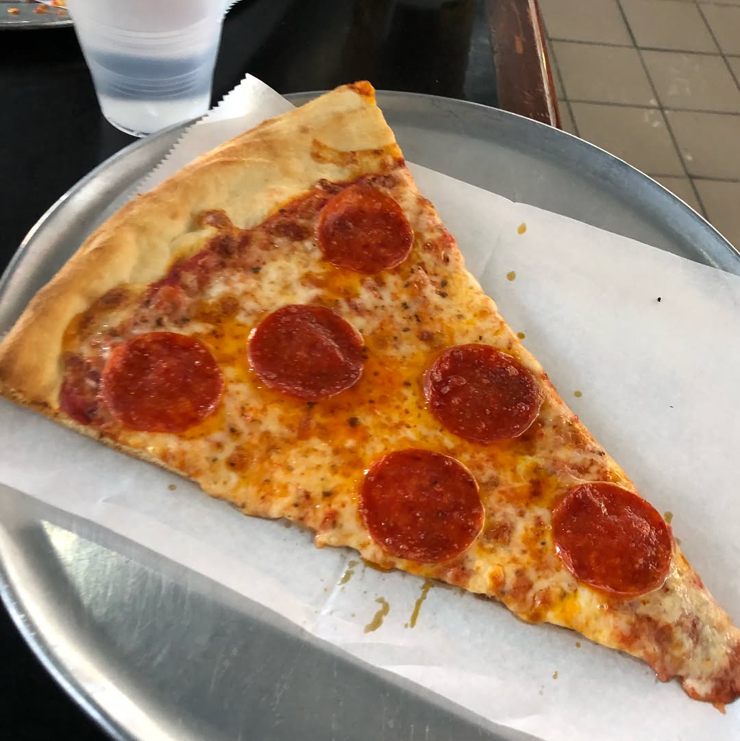 Pizza near the Manhattan Bridge near DUMBO