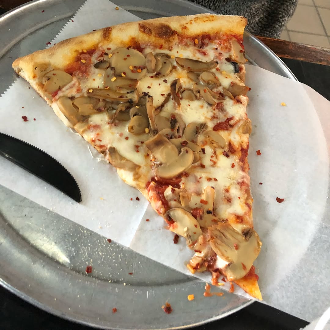 Pizza near the Manhattan Bridge near DUMBO