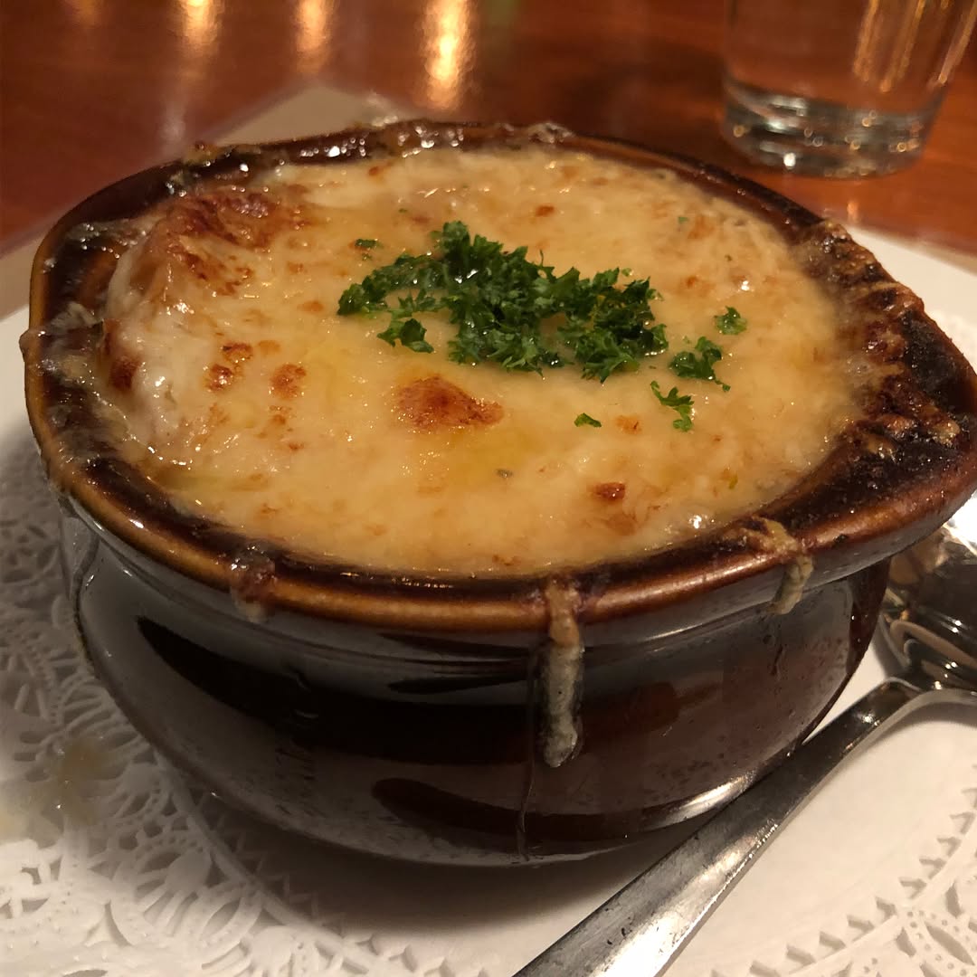 Moule (mussels) mariniere (white wine, onion, and parsley)