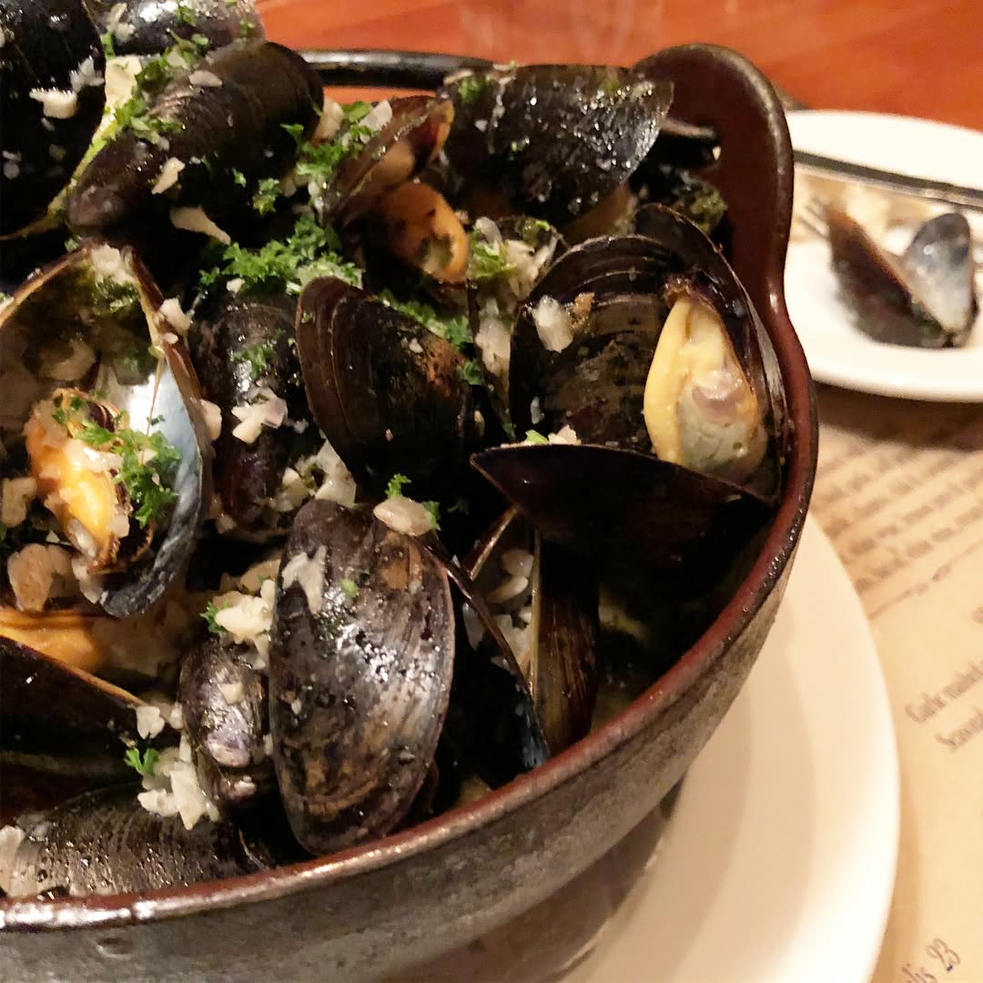 Moule (mussels) mariniere (white wine, onion, and parsley)