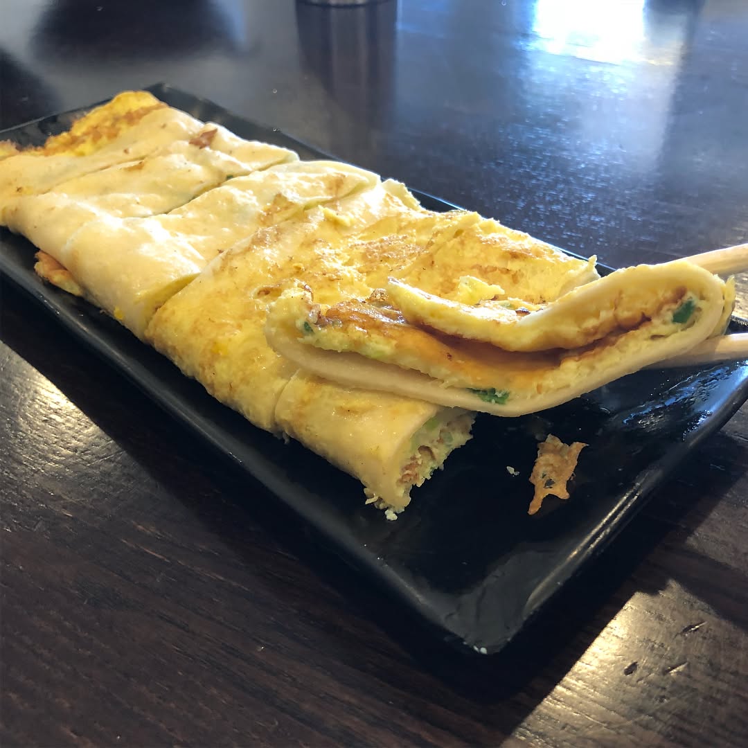 Taiwanese Breakfast at Yi Mei rice roll 飯糰 egg omelette pancake 蛋餅 radish cak...