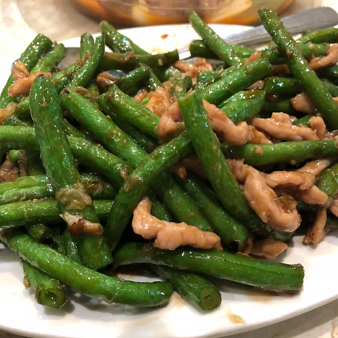 Late night grubbing at Sam Woo’s 三和 we had tomato beef on crispy noodles, bee...