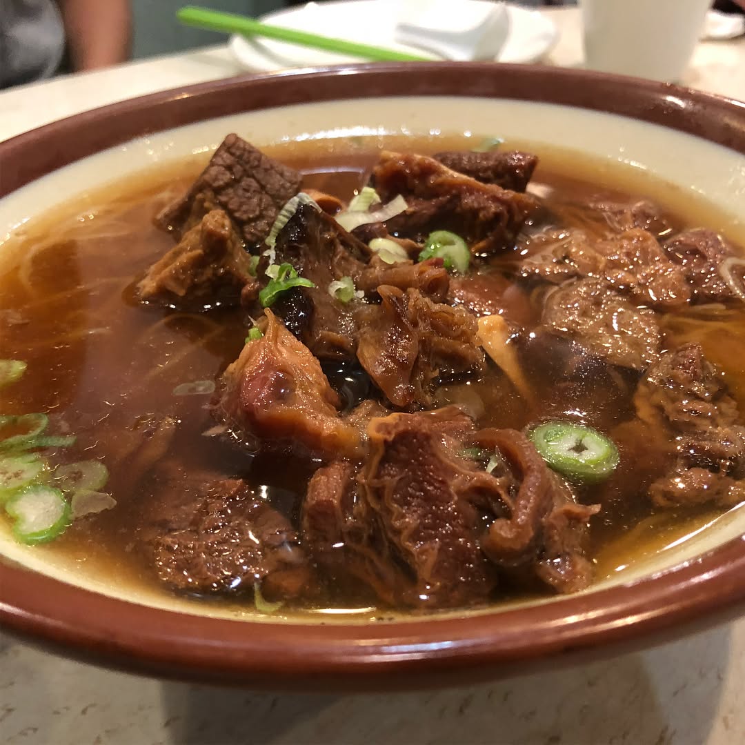 Late night grubbing at Sam Woo’s 三和 we had tomato beef on crispy noodles, bee...