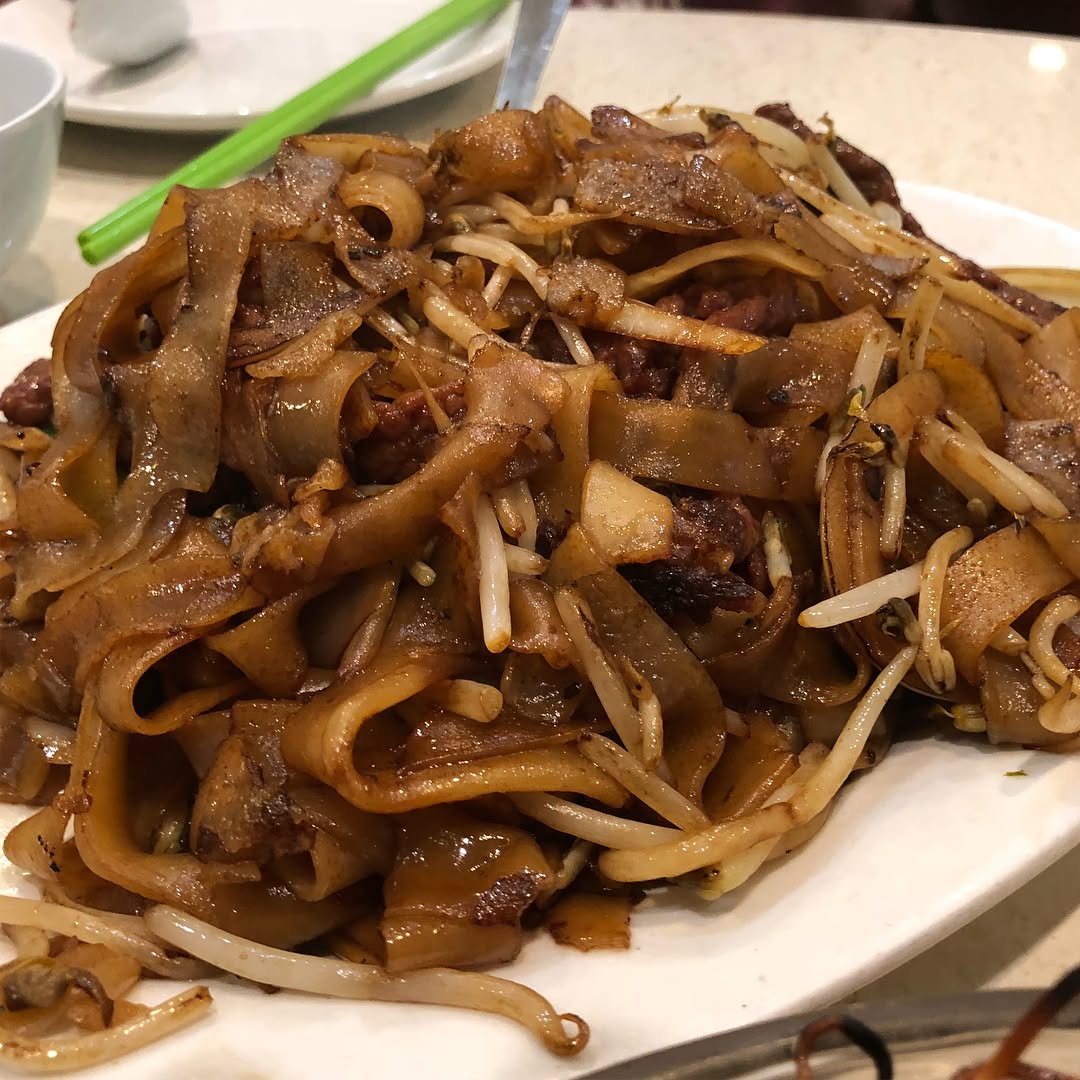 Late night grubbing at Sam Woo’s 三和 we had tomato beef on crispy noodles, bee...