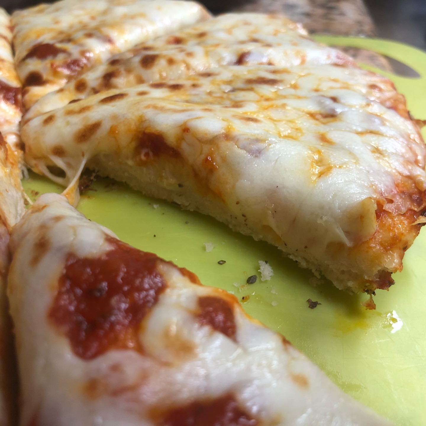 Made a simple cheese pizza in a cast iron pan